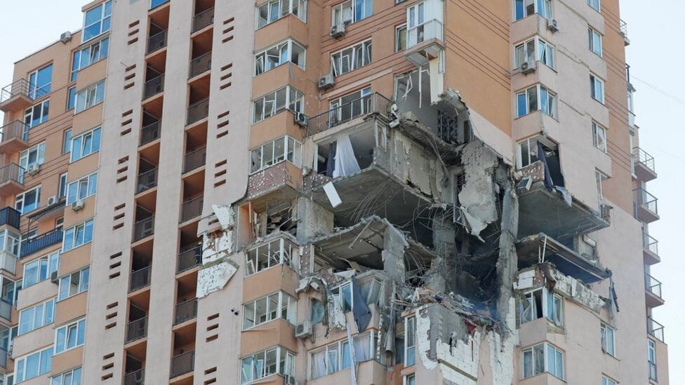 Russian assaults on the Ukrainian capital Kyiv have been met with fierce resistance, as the Ukrainian military says it fought off several attacks., Russian assaults on the Ukrainian capital Kyiv have been met with fierce resistance, as the Ukrainian military says it fought off several attacks., INFINITY LOADED