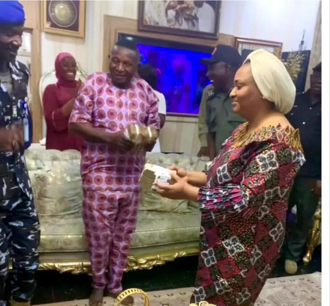 VIRAL VIDEO OF KOGI STATE FIRST LADY DISHING OUT N1M NAIRA EACH TO HER DOMESTIC AND SECURITY STAFF, VIRAL VIDEO OF KOGI STATE FIRST LADY DISHING OUT N1M NAIRA EACH TO HER DOMESTIC AND SECURITY STAFF, INFINITY LOADED