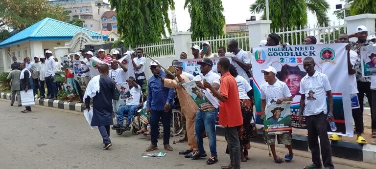 Protesters storm APC secretariat, demands party adopts Jonathan as consensus candidate (Photos), Protesters storm APC secretariat, demands party adopts Jonathan as consensus candidate (Photos), INFINITY LOADED