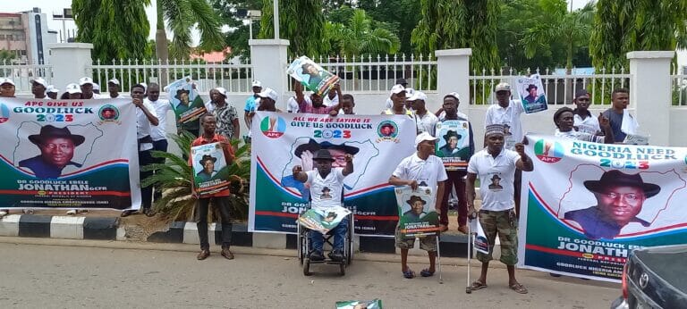 Protesters storm APC secretariat, demands party adopts Jonathan as consensus candidate (Photos), Protesters storm APC secretariat, demands party adopts Jonathan as consensus candidate (Photos), INFINITY LOADED