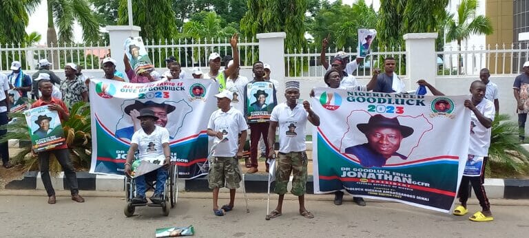 Protesters storm APC secretariat, demands party adopts Jonathan as consensus candidate (Photos), Protesters storm APC secretariat, demands party adopts Jonathan as consensus candidate (Photos), INFINITY LOADED