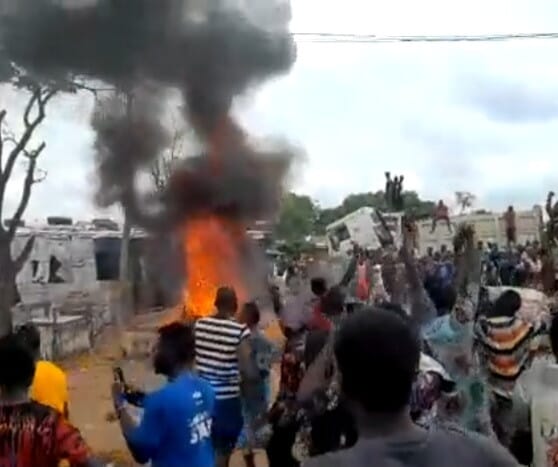 Man stoned and set ablaze over alleged blasphemy in Abuja (video), Man stoned and set ablaze over alleged blasphemy in Abuja (video), INFINITY LOADED