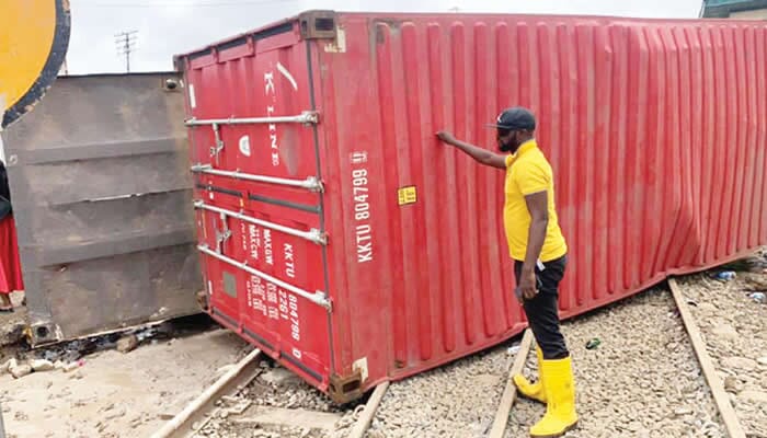One injured as container-laden truck falls on Lagos rail tracks, INFINITY LOADED One injured as container-laden truck falls on Lagos rail tracks, One injured as container-laden truck falls on Lagos rail tracks, INFINITY LOADED