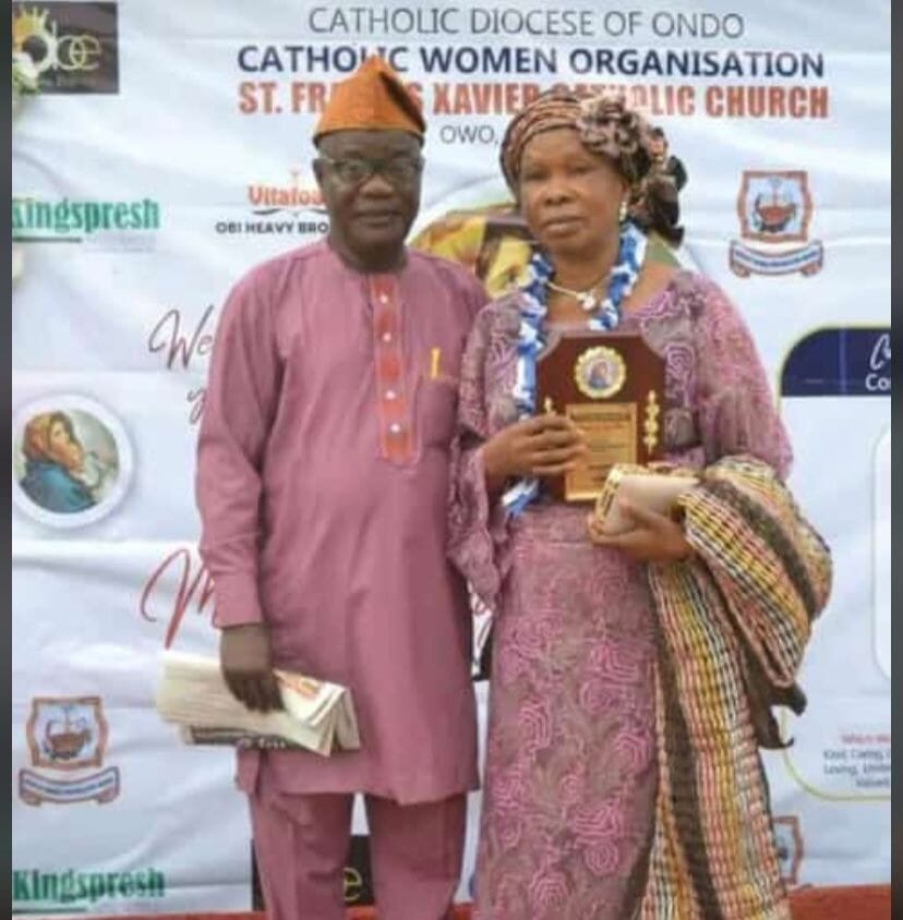 Woman orphaned by Catholic church attack in Owo mourns her parents on Twitter, Woman orphaned by Catholic church attack in Owo mourns her parents on Twitter, INFINITY LOADED