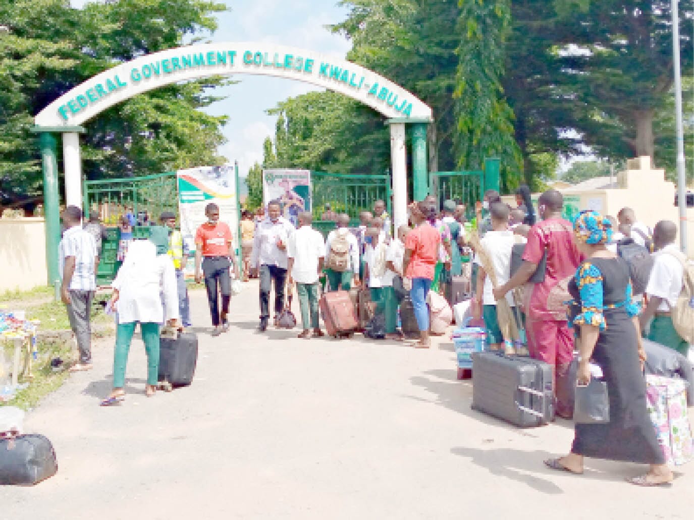 Parents evacuate their wards from an Abuja Federal Government College over security fears (video), INFINITY LOADED Parents evacuate their wards from an Abuja Federal Government College over security fears (video), Parents evacuate their wards from an Abuja Federal Government College over security fears (video), INFINITY LOADED