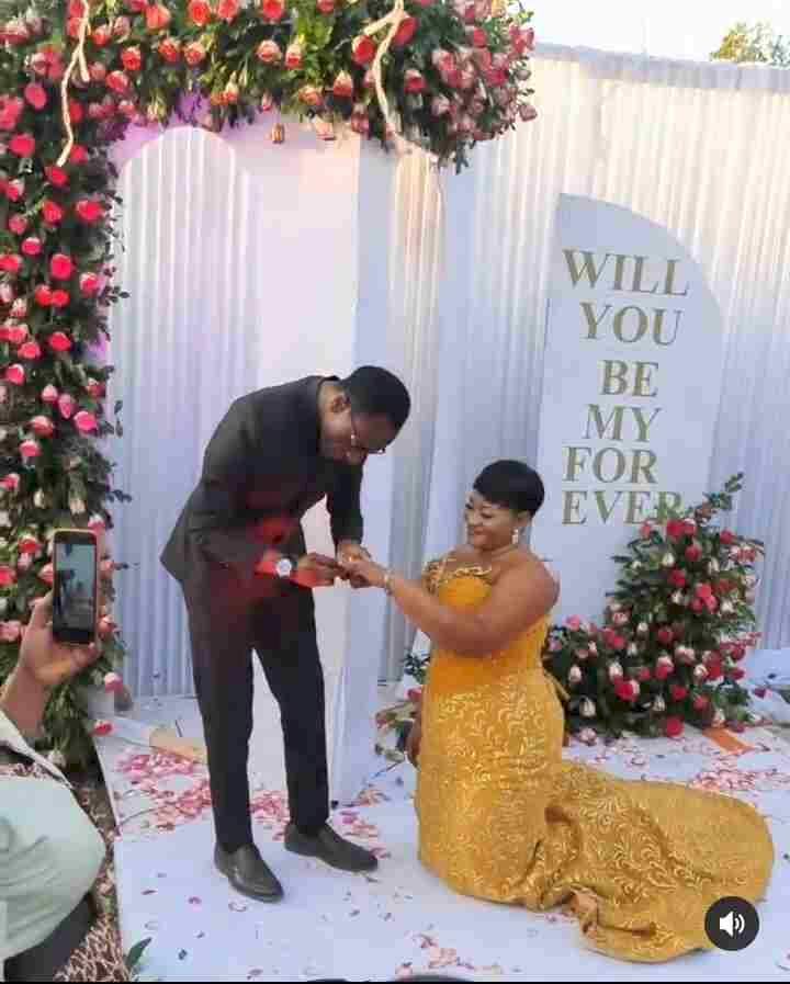 Reactions as lady goes on her knees as fiance proposes to her (Watch Video), Reactions as lady goes on her knees as fiance proposes to her (Watch Video), INFINITY LOADED