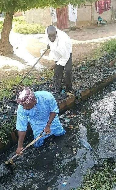 An unidentified Kebbi State Politician Poses For The Camera As He Helps To Clear Gutter In His Constituency, An unidentified Kebbi State Politician Poses For The Camera As He Helps To Clear Gutter In His Constituency, INFINITY LOADED