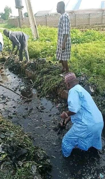 An unidentified Kebbi State Politician Poses For The Camera As He Helps To Clear Gutter In His Constituency, An unidentified Kebbi State Politician Poses For The Camera As He Helps To Clear Gutter In His Constituency, INFINITY LOADED